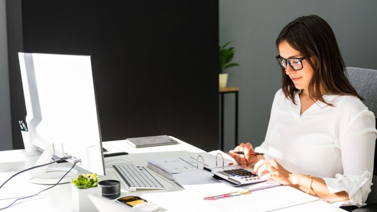 Advisor leading a structured workshop with a leadership team